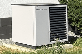 Wärmepumpe vor einem Einfamilienhaus